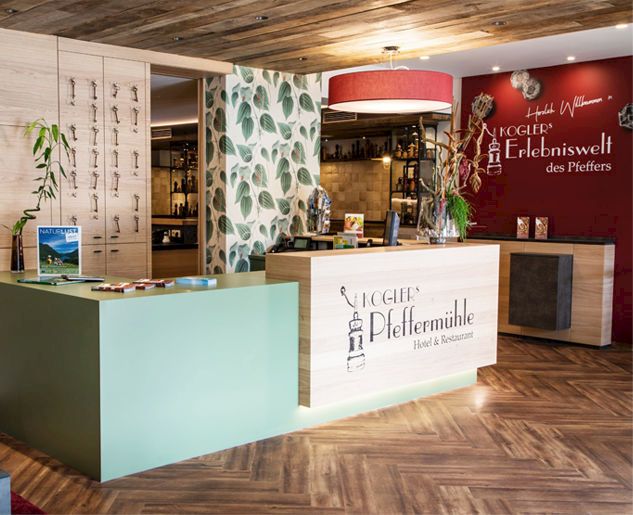© KOGLERs Pfeffermühle Hotel & Restaurant > koglers-pfeffermuehle-rezeption-eingang.jpg koglers-pfeffermuehle-rezeption-eingang.jpg